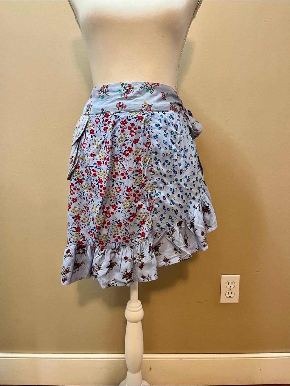 Blue Sky Light Blue Floral Wrap Skirt Size Large